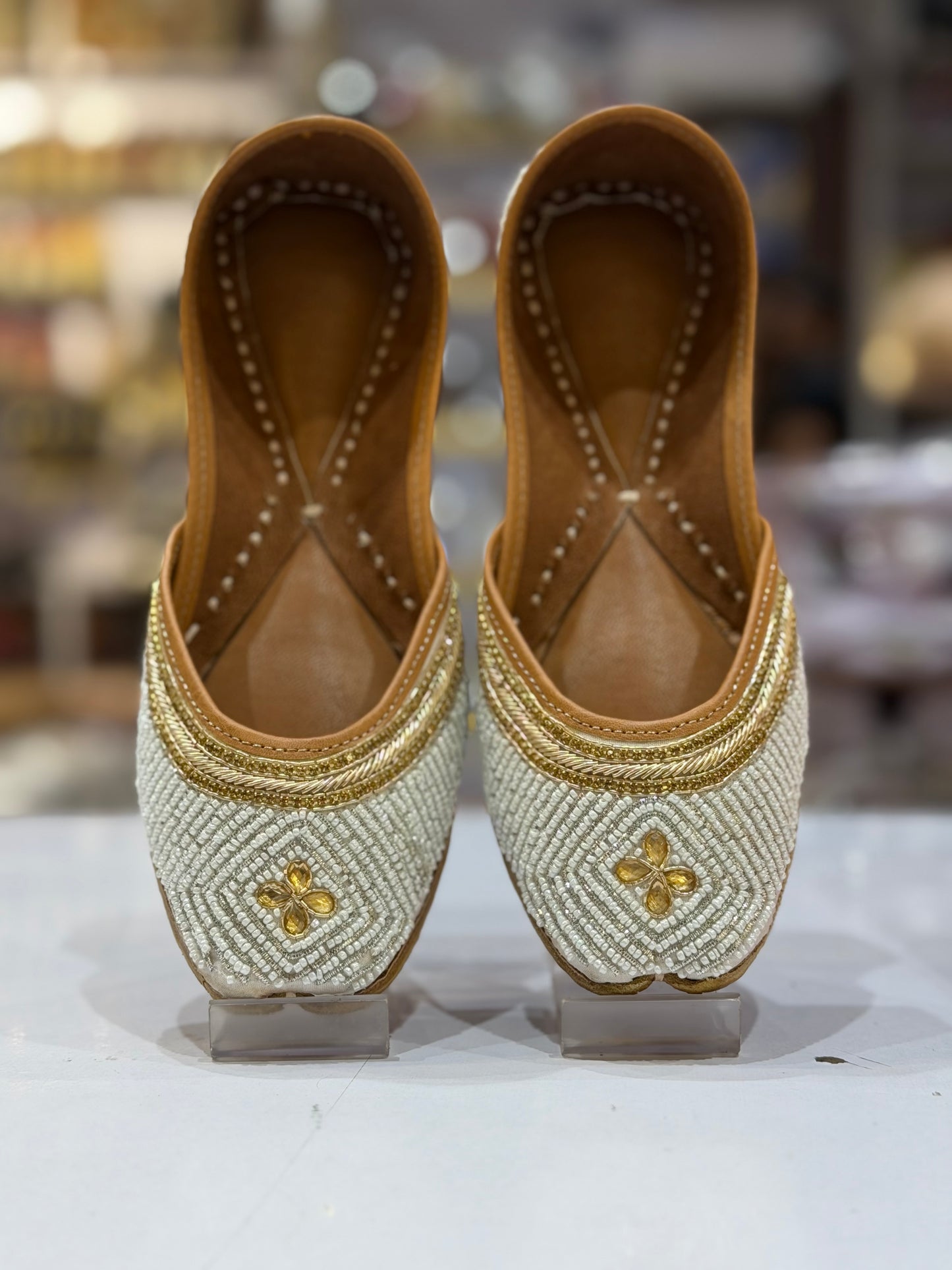 WHITE PEARL DABKA JUTTI