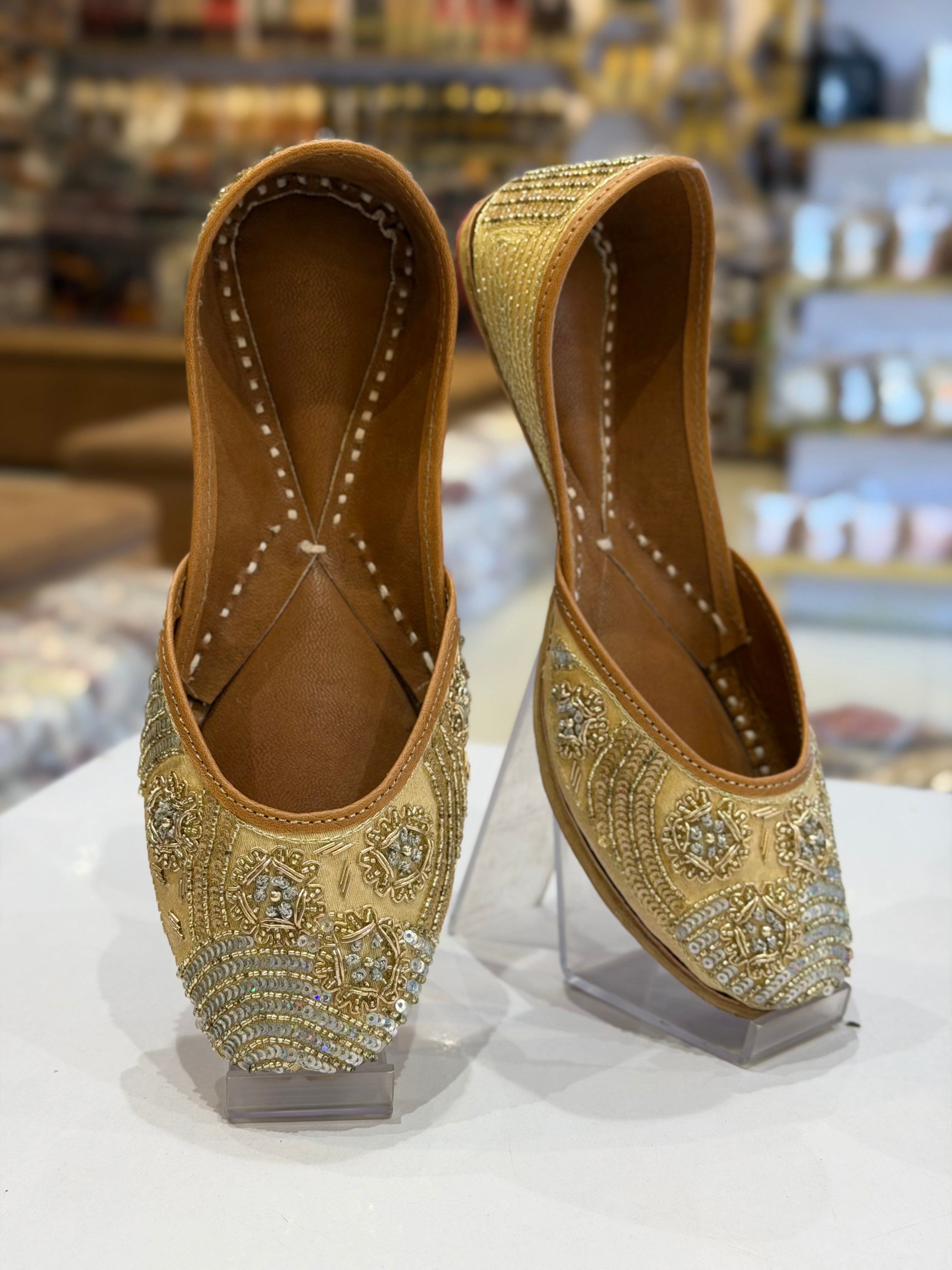 GOLDEN DABKA JUTTI