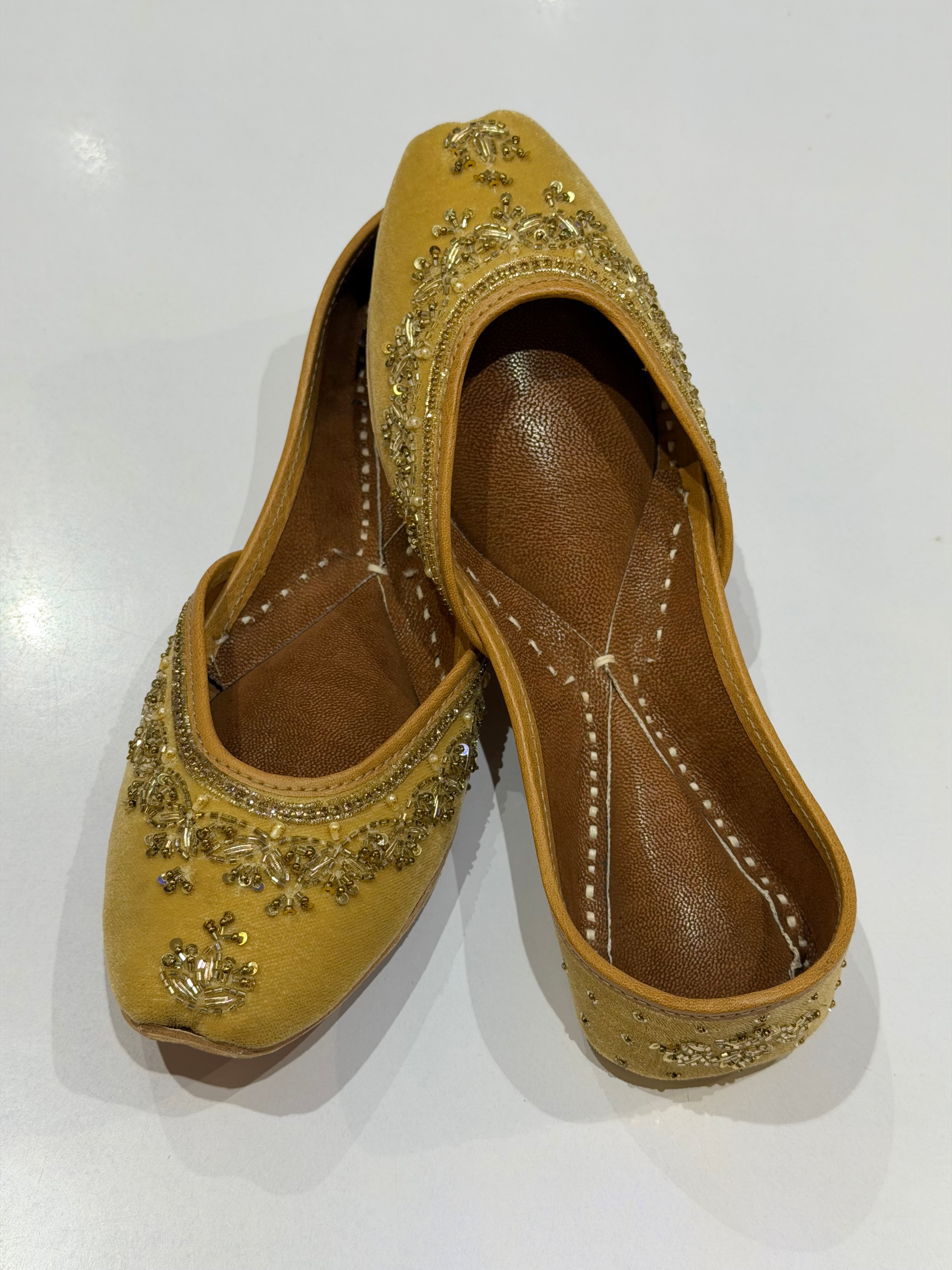 GOLDEN DABKA JUTTI