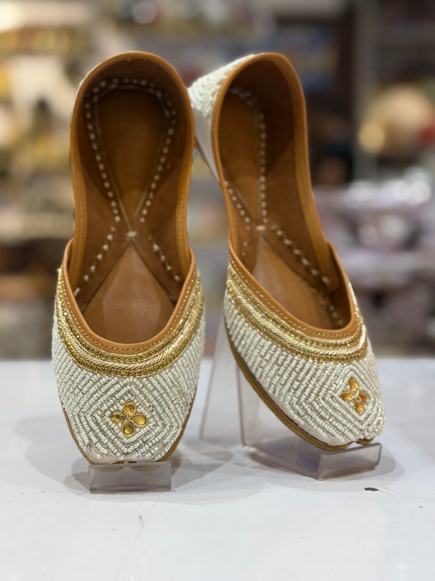 WHITE PEARL DABKA JUTTI