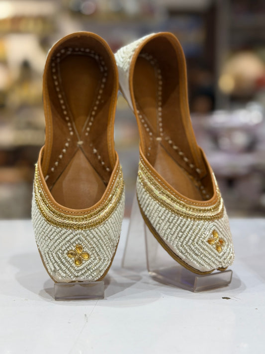 WHITE PEARL DABKA JUTTI