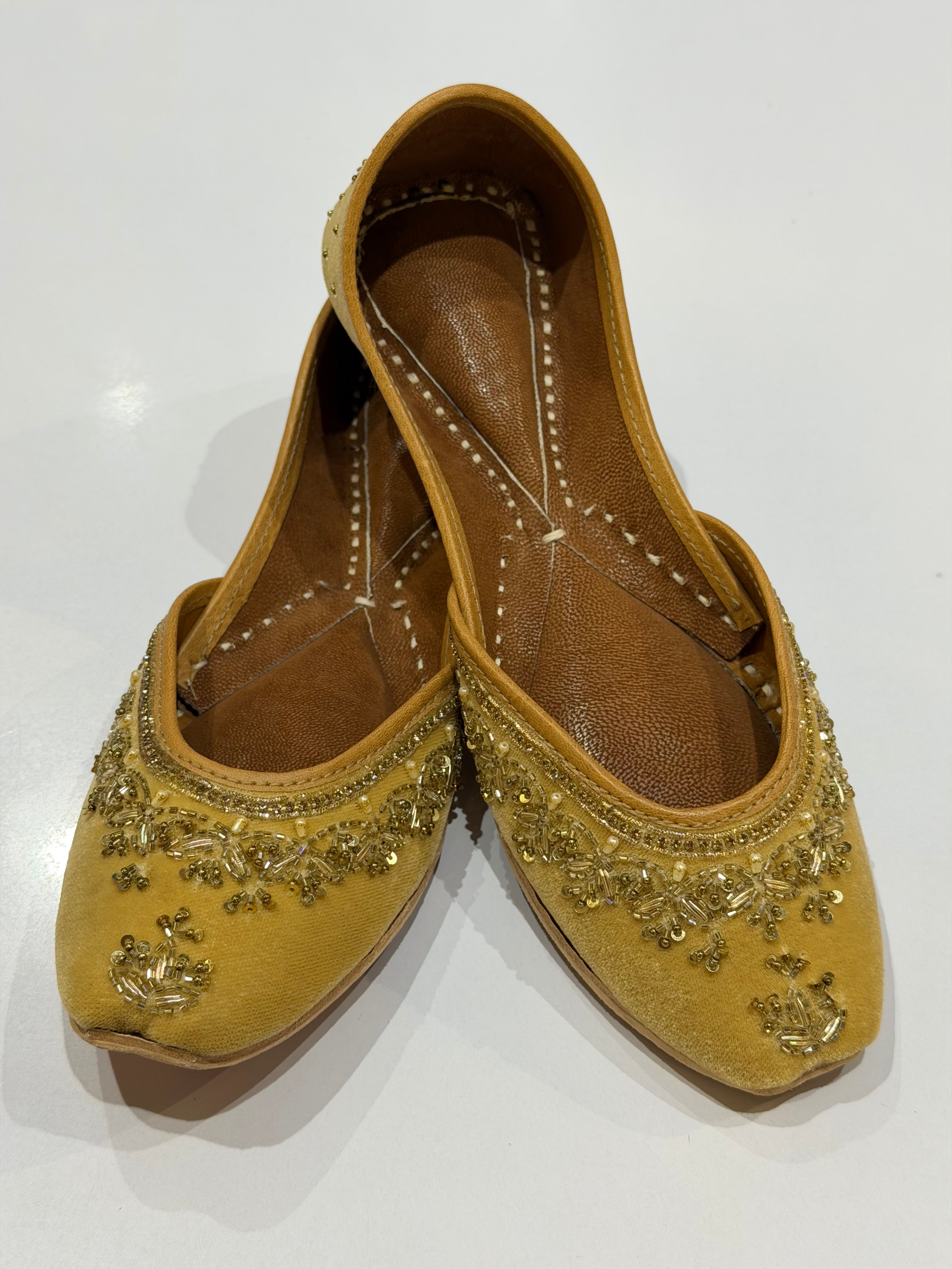 GOLDEN DABKA JUTTI