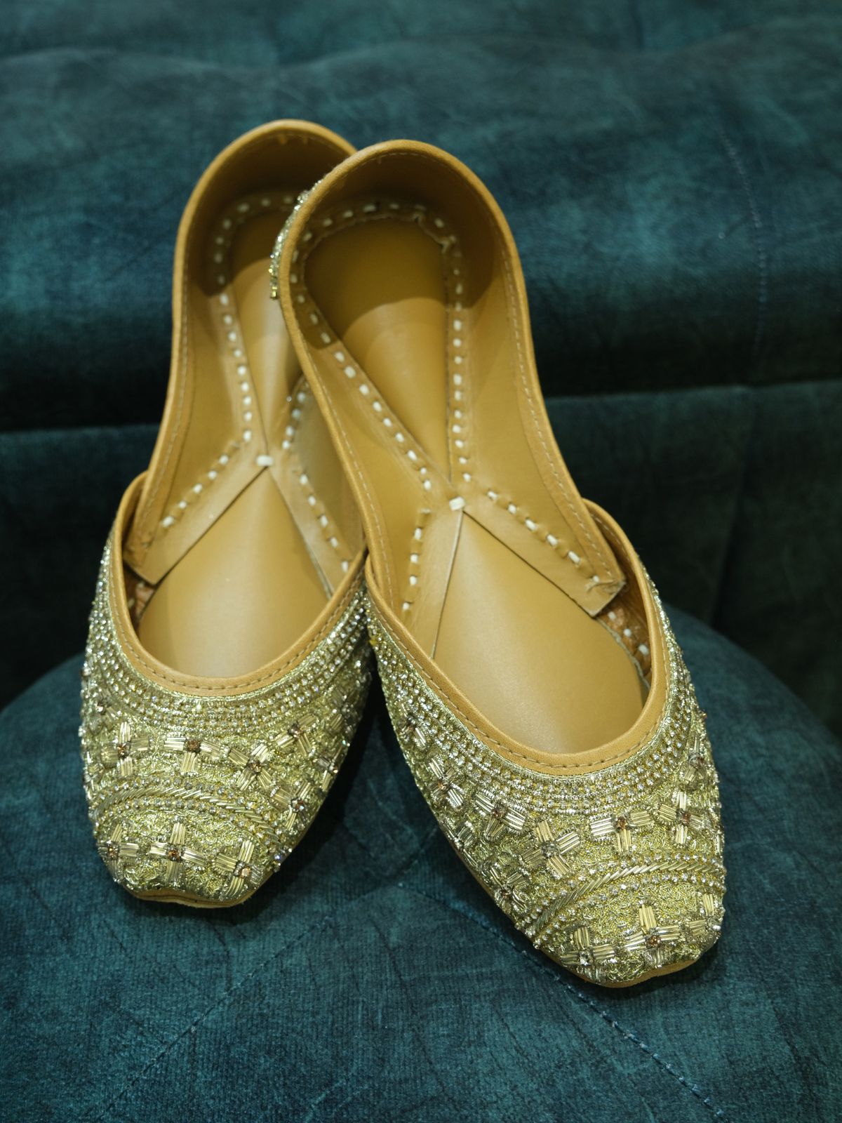 GOLDEN DABKA JUTTI