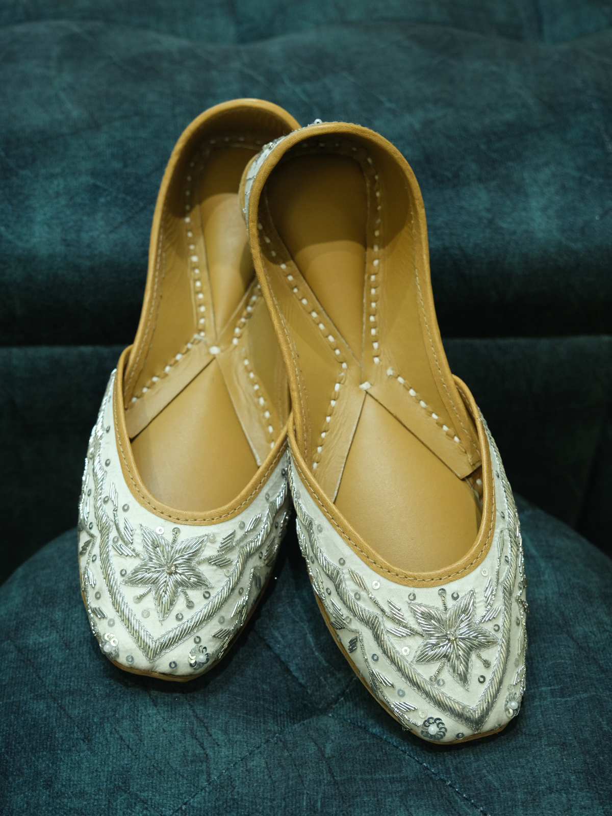 WHITE DABKA JUTTI