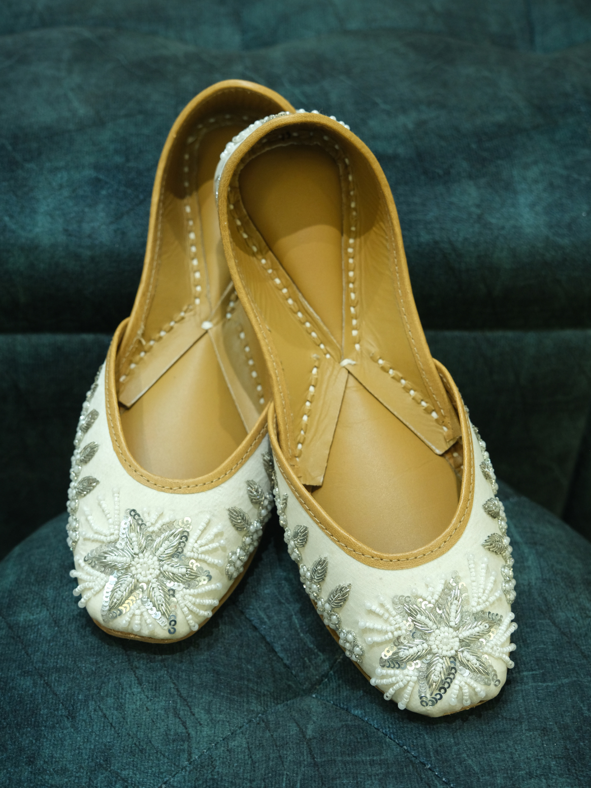 WHITE SILVER PEARL JUTTI